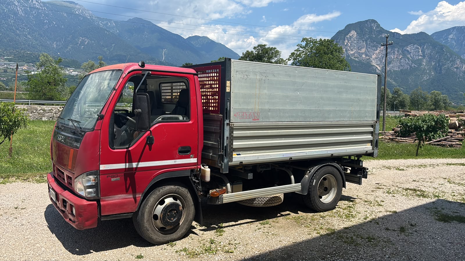 Camion per il trasporto e la consegna di legna