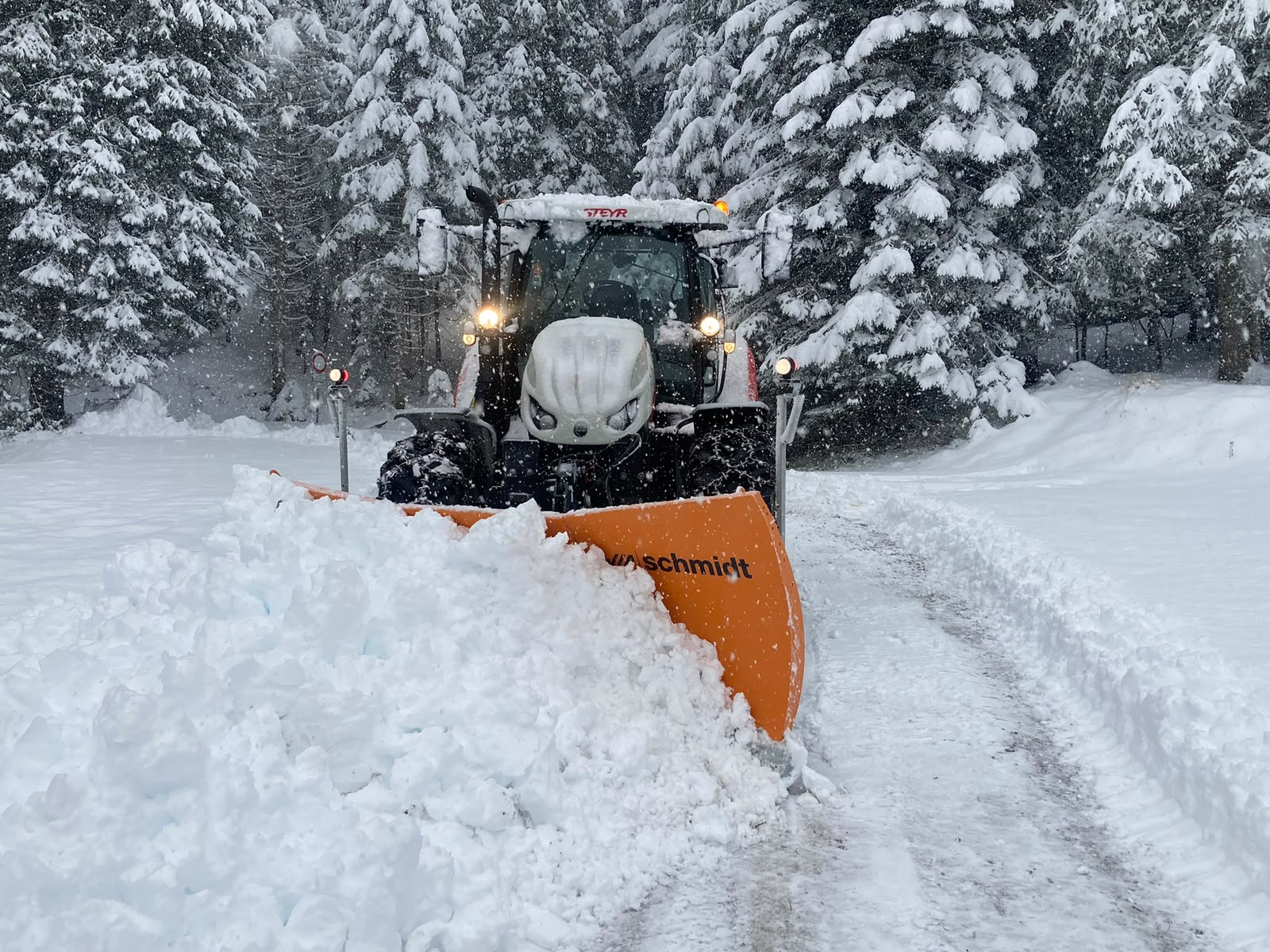 Mezzo spazzaneve al lavoro su una strada di montagna