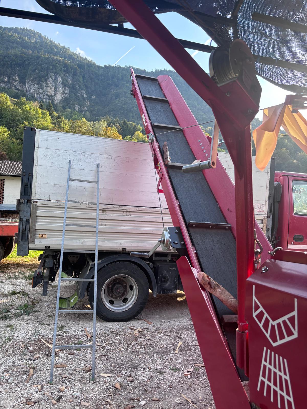 Nastro che scarica la legna nel camion per la consegna